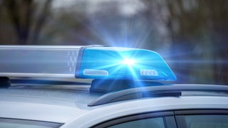Ein Polizeiblaulicht auf einem Autodach