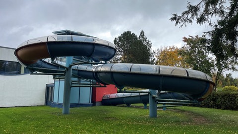 Die Außenrutsche des Schwimmbads in Montabaur ist seit mehr als fünf Jahren außer Betrieb.