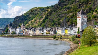 Die Häuserfronten der Stadt St. Goarshausen, direkt am Rhein gelegen.