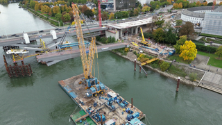 Ein weiteres Teilstück der neuen Pfaffendorfer Brücke wird eingehoben.