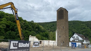 Der Kirchturm der St.Andreas Kirche in Ahrbrück. Unbekannte haben das Turmkreuz der abtgerissenen Kirche gestohlen. 