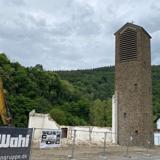 Der Kirchturm der St.Andreas Kirche in Ahrbrück. Unbekannte haben das Turmkreuz der abtgerissenen Kirche gestohlen. 