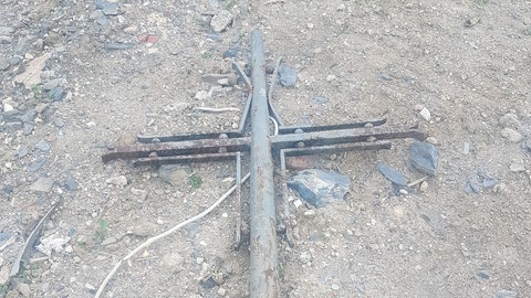 Das gestohlene Turmkreuz der Kirche St.Andreas in Ahrbrück. Diebe klauten es aus einem Baucontainer. 