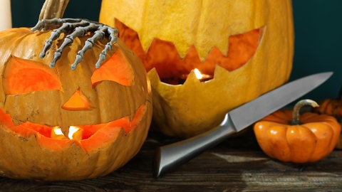 Symbolbild: Ein Messer neben Halloween-Kürbissen. Verkleidete Kinder haben Passanten in Andernach mit Messerattrappen erschreckt.