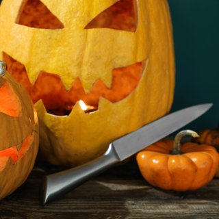 Symbolbild: Ein Messer neben Halloween-Kürbissen. Verkleidete Kinder haben Passanten in Andernach mit Messerattrappen erschreckt.