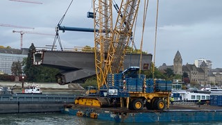 An der Großbaustelle Pfaffendorfer Brücke in Koblenz werden weitere schwere Stahlbauteile eingebaut.