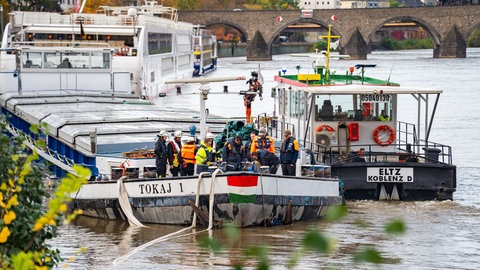Havarie auf der Mosel bei Koblenz: Frachtschiff läuft voll Wasser