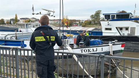Die Feuerwehr Koblenz holt ihre Pumpe aus dem havarierten Schiff.