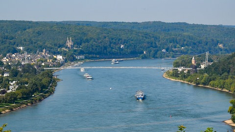 Die Pläne für eine neue Fußgänger- und Radfahrerbrücke bei Remagen sehen eine Hängeseilbrücke über den Rhein vor. 