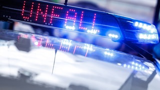 Das eingeschaltete Blaulicht mit der Leuchtschrift "Unfall" ist an einem Einsatzfahrzeug der Polizei. (Symbolbild)