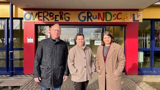 Mark Goldhausen, Susanne Letschert und Alexandra Marzi vor der Grundschule in Siershahn.