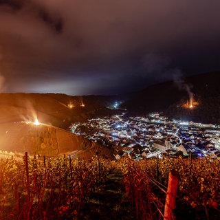 In den Weinbergen rund um Dernau im Ahrtal brennen große Martinsfeuer.