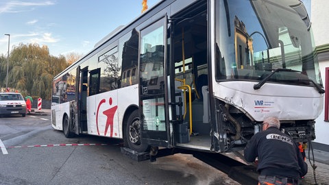 Ein beschädigter Bus wird gerade aufgeladen.