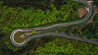 Blick auf die Nordschleife des Nürburgrings im Streckenabschnitt Karussell.