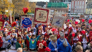 Feiernde Menschen auf dem Münzplatz in Koblenz zur Sessionseröffung 2026 