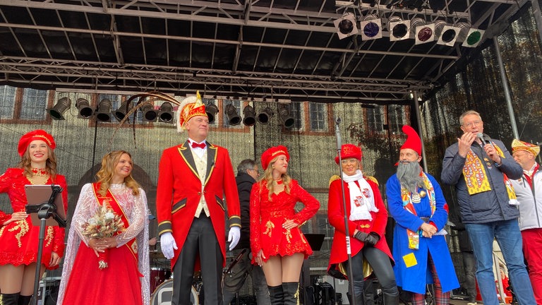 In Koblenz wird auf der Bühne am Münzplatz der Karnevalsauftakt gefeiert.