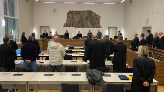 Vor dem Landgericht Koblenz ist ein Prozess um eine mutmaßliche Bande in der JVA Diez gestartet.