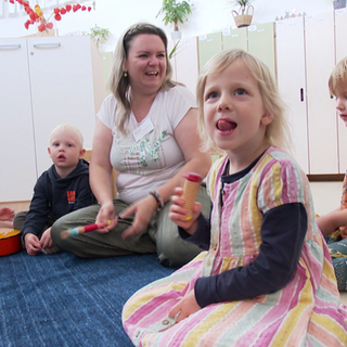 Erzieherin und Kinder in der Kita Unkel