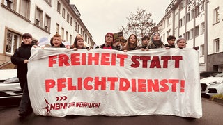 Koblenzer Schüler fordern ihrem Schulstreik gegen den Wehrdienst "Freiheit statt Pflichtdienst!"
