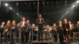Die Musikerinnen und Musiker des BUGA-Orchesters mit dem künstlerischen Leiter, Sebastian Lastein (Mitte): Sie alle freuten sich nach ihrem Debüt über ihren Erfolg.