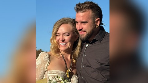 Thomas Bilger aus Mayen und seine Frau Audrey Hestmark strahlen bei ihrer Hochzeit: Die beiden haben im Oktober 2024 in den USA geheiratet.