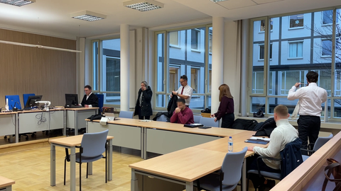 Vor dem Landgericht Koblenz wurde ein 29-Jähriger wegen besonders schweren Diebstahls zu vier Jahren und sechs Monaten Haft verurteilt. Ein Mitverurteilter 31-Jähriger zu einer Geldstrafe.