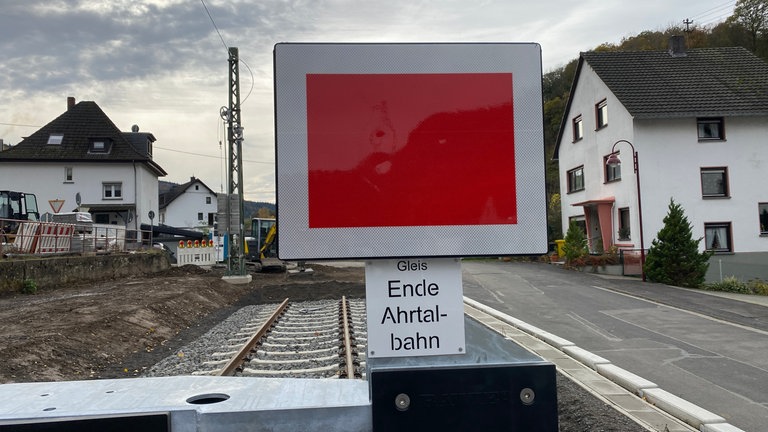 Am Prellbock in Ahrbrück endet die Ahrtalbahn. Bis Juni 1985 fuhren die Züge weiter über Hönningen und Dümpelfeld nach Adenau. Dann wurde die Strecke stillgelegt und abgebaut. 