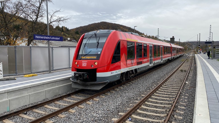 Nach der Flutkatastrophe 2021 war der Abschnitt Remagen - Ahrweiler bereits am 8. November 2021 wiedereröffnet worden. Sechs Wochen später folgte die Strecke Ahrweiler - Walporzheim. Seitdem fahren dort die Züge der Ahrtalbahn im 30-Minuten-Takt. In Lohrsdorf entstand der neue Haltepunkt "Heimersheim-Lohrsdorf". Er ersetzte den bisherigen Haltepunkt Heimersheim.