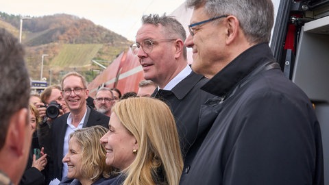 Die Wiedereröffnung der Ahrtalbahn - viele Politiker haben sich die offizielle Sonderfahrt nicht entgehen lassen.