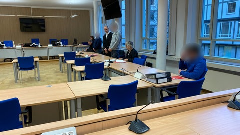 Angeklagte und Verteidiger im Saal des Landgerichts Koblenz. Die drei Männer sollen eine Rentnerin in bad Ems überfallen haben