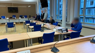 Angeklagte und Verteidiger im Saal des Landgerichts Koblenz. Die drei Männer sollen eine Rentnerin in bad Ems überfallen haben