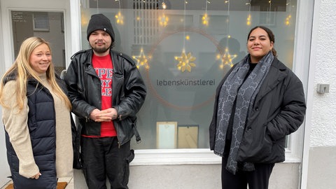 Die "Lebenskünstlerei" in Koblenz-Neuendorf begleitet 23 psychisch belastete Menschen, darunter Matthias (24). Es wird mit ihnen besprochen, wie sie die Adventszeit und das Weihnachtsfest möglichst stressfrei bewältigen.