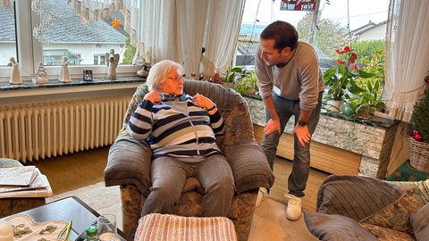 Ortsbürgermeister Lukas Ellerich aus Thür möchte, dass ältere Mernschen wie Cilly Berresheim mehr Unterstützung aus dem Ort bekommen.