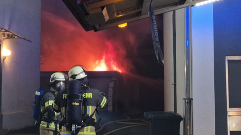 Bei dem Brand in Lahnstein sind zwei Menschen verletzt worden. Der Sachschaden liegt bei etwa 100.000 Euro.