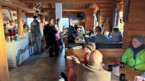 In der Skihütte am Kirburger Skilift wärmen sich die Wintersportler wieder auf.
