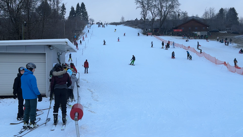 In Kirburg im Westwald wurde die Piste beschneit. Der Lift ist offen.