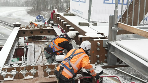 Auf der A48 bei Höhr-Grenzhausen wurde am Samstag eine mehr als 200 Tonnen schwere Behelfsbrücke eingebaut.