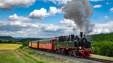 Dampflok 11 der Brohltalbahn auf dem Steilstrecken-Abschnitt zwischen Oberzissen und Engeln.