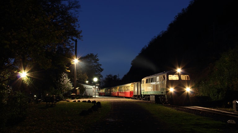 Nachtfahrt des Vulkan-Express: Diesellok D5 der Brohltalbahn steht abfahrbereit im Bahnhof Brohl.