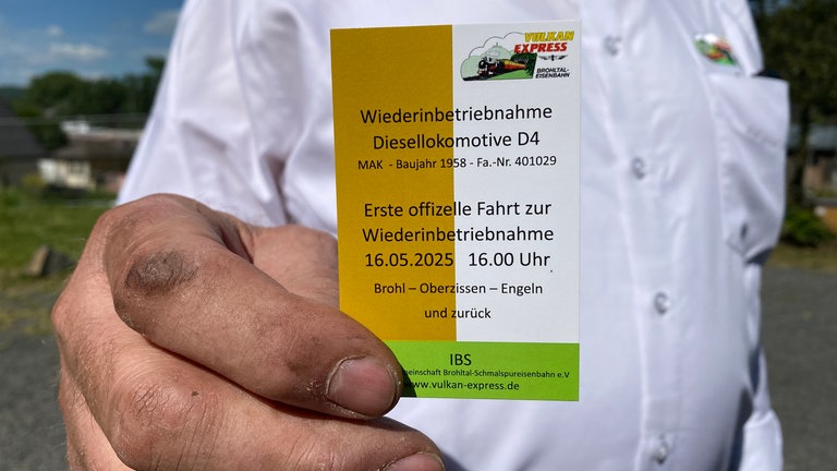 Mit einer Sonderfahrt für Ehrengäste ist die historische Diesellok D4 auf die Brohltalbahn zurückgekehrt. Sie war 36 Jahre lang in der Schweiz im Einsatz. Die Fahrt mit dem Sonderzug war kostenlos. Als Erinnerung bekamen die Gäste Fahrkarten geschenkt.