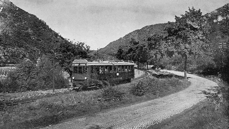 Historische Aufnahme von 1926: Triebwagen VT50 ist auf der Brohltalbahn unterwegs.