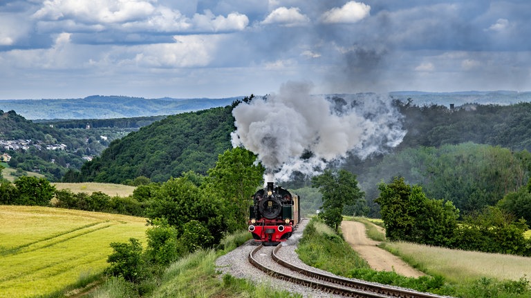 Dampflok 11 der Brohltalbahn auf dem Steilstrecken-Abschnitt zwischen Oberzissen und Engeln.