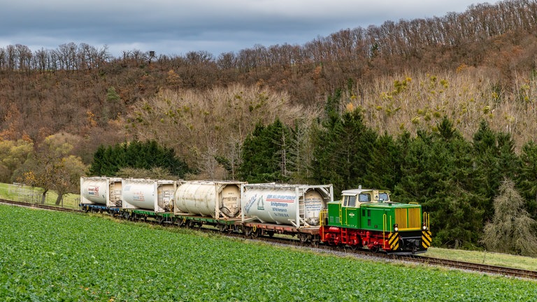 Rund zweimal im Monat werden Güter auf der Brohltalbahn transportiert. Diesellok D4 zieht im November 2025 vier Waggons von Brohl nach Brenk.