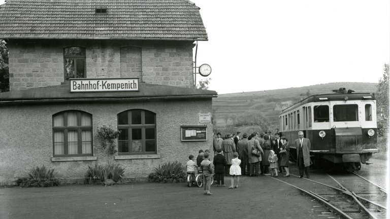Triebwagen 51 der Brohltalbahn im Jahr 1961 am früheren Endbahnhof in Kempenich. Der sechs Kilometer lange Streckenabschnitt zwischen Engeln und Kempenich war am 1. Oktober 1974 stillgelegt worden. 1976 wurden die Schienen abgebaut.