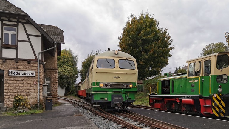 Auf der Brohltalbahn begegnen sich in Niederzissen die Dieselloks D5 und D2 mit ihren Zügen.
