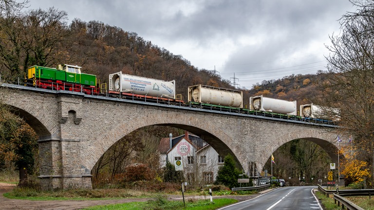 Etwa zweimal im Monat werden Güter auf der Brohltalbahn transportiert. Diesellok D4 zieht im November 2025 vier Waggons von Brohl nach Brenk.