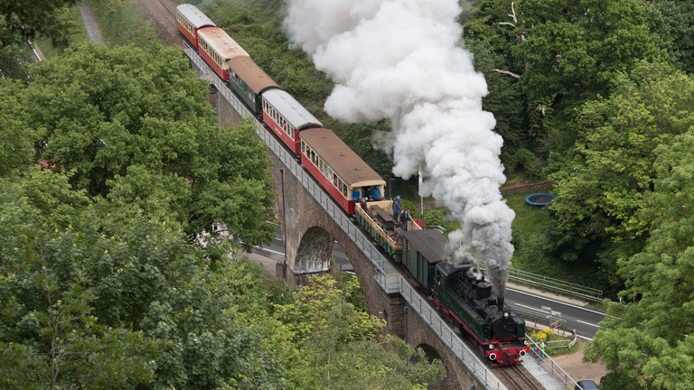Der historische Dampfzug "Vulkan-Express" auf der Brohltalbahn