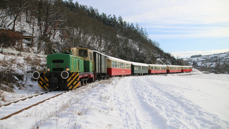 Der Touristenzug "Vulkanexpress" der Brohltalbahn ist auch im Winter unterwegs.