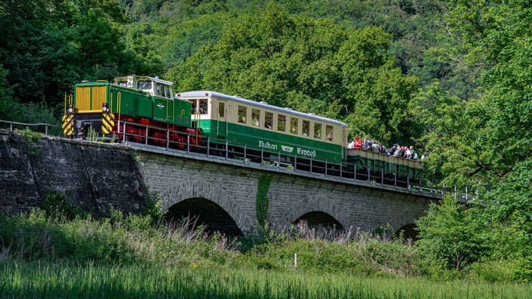 36 Jahre lang war die Diesellok D4 in der Schweiz im Einsatz. Seit 2025 fährt sie wieder auf der Brohltalbahn.