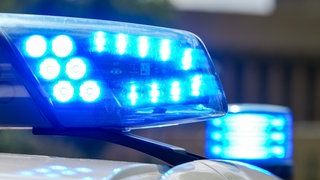 Ein Polizei-Blaulicht nach dem Unfall in Nassau (Symbolbild)